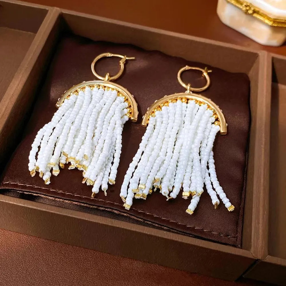 Ohrringe mit Quaste und weißen Perlen im Bohemian-Stil