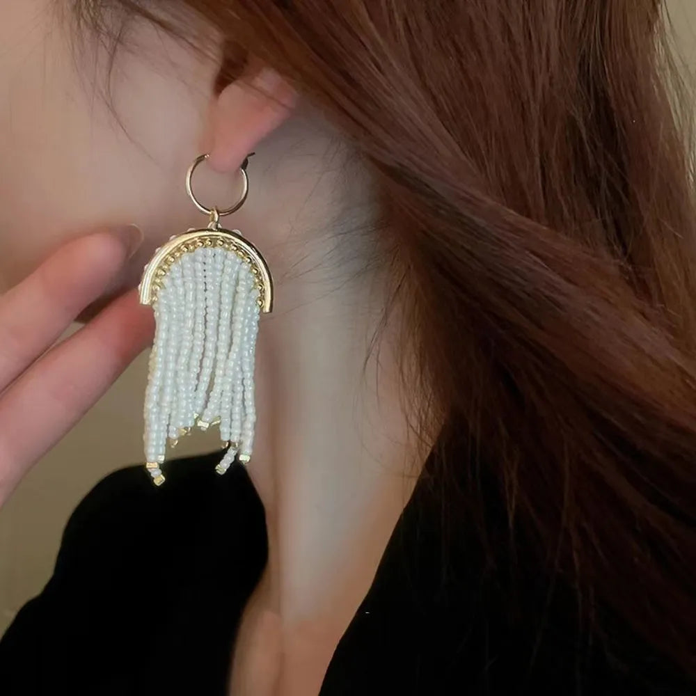 Ohrringe mit Quaste und weißen Perlen im Bohemian-Stil
