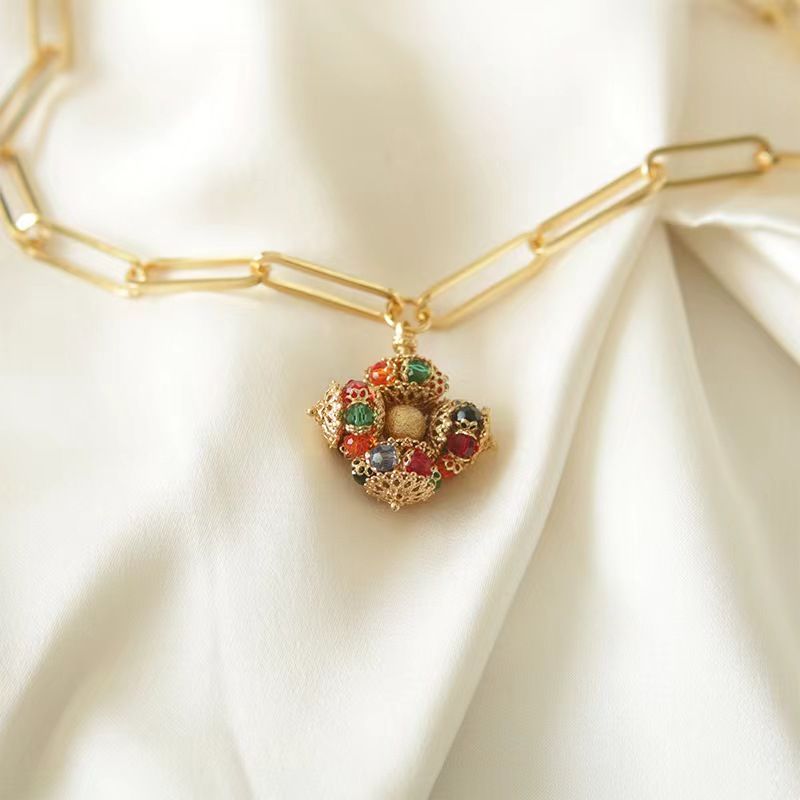 Handgefertigte Halsketten, inspiriert vom Land der Romantik