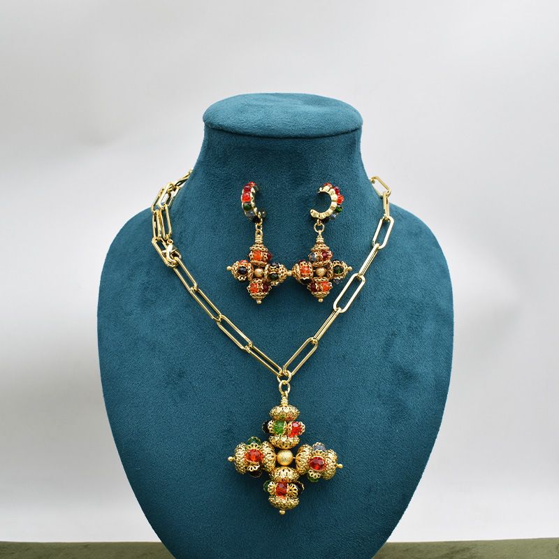 Handgefertigte Halsketten, inspiriert vom Land der Romantik